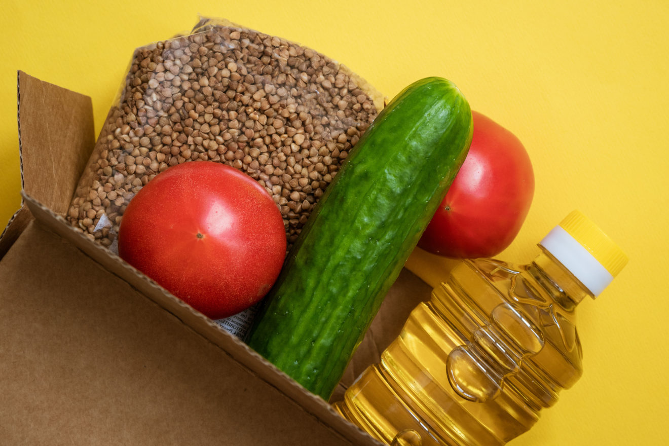 food-cardboard-box-yellow-background-Image by pereslavtseva -Freepik