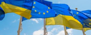 Drapeaux ukrainien et européen - Crédit photo : AdobeStock_279703900