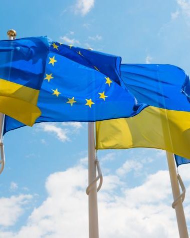 Drapeaux ukrainien et européen - Crédit photo : AdobeStock_279703900