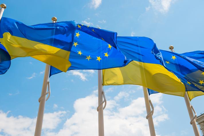 Drapeaux ukrainien et européen - Crédit photo : AdobeStock_279703900