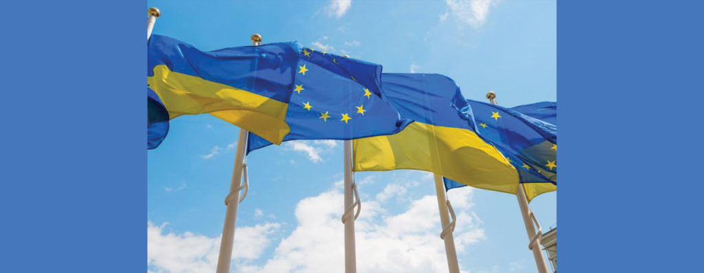 drapeaux de l'Ukraine et de l'Union européenne